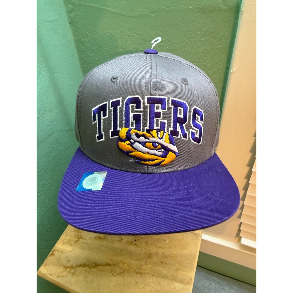 NWT LSU Tigers Nike Fitted Cap  Purple Gold SEC NCAA Brand New